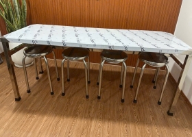 Bàn inox có móc treo ghế 