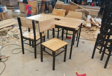 bàn ghế gỗ chân sắt