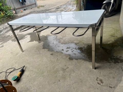 Bàn ăn công nhân có móc treo ghế 