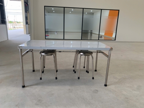 Bàn ăn công nhân có móc treo ghế 